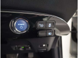 お車のキーはスマートキーです。キーを身につけた状態で車に近づき、ドアロックの解錠や施錠操作が出来ます。雨の日など両手がふさがっている時など、とっても便利ですね。