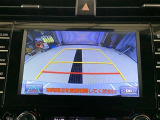 ディスプレイに後方の視界を表示し、車庫入れをサポート「距離目安線」「車幅延長線」およびステアリング操作に連動する「予想進路線」を画面に表示します。※必ず車両周辺の安全を直接確認してください。