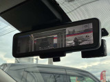 【スマートルームミラー】後方カメラを使う事で後席の荷物や乗員、ピラーによって後方視界が遮られる事なく後方を確認する事が出来ます。