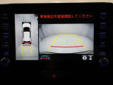 パノラミックビューモニターを装備。駐車場や交差点でクルマを真上から見るように周囲を確認できます。機能の詳細は販売店スタッフまでおたずねください。