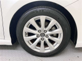 純正のアルミホイール装着。タイヤサイズは215/55R17