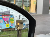 ブラインドスポットモニターは、左右斜め後ろを平行して走る車を認識し、車線変更の際に危険を察知するとドライバーへ警告を促します。夜・雨・トンネル内など走行時の環境が悪い時ほど便りになる機能です!