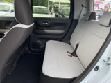 後部座席のアクセスもスムーズで、乗り降りしやすい設計です。家族みんなで快適なカーライフを。