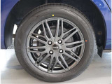 社外アルミホイール。デザインが素敵ですね。お車全体のイメージ変わりますね。ホイールの重量やタイヤの放熱性など性能面に大きく関わる部分ですよね。タイヤサイズは 185/60R15 です。