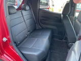 コンパクトでも車内広々。頭上空間も広く快適にお過ごしいただけます。後席足元空間も十分な広さを確保しております。座面も厚く快適です!