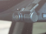 あおり運転対策や予期せぬトラブルへの備えとして心強いドライブレコーダー。走行中の映像をしっかりと記録し、ドライバーと同乗者の安全を見守ります。購入後すぐに安心してドライブを楽しめる人気の装備です。