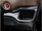 【運転席側ドリンクホルダー】ドライバーがすぐに取り出せる位置に配置されています!これでロングドライブも問題なしですね!