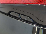 パワーバックドアを装備しています。開閉スイッチは車両側面両側に配置、後ずさりすることなく開閉できます。