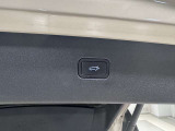パワーテールゲートはスイッチ一つで開閉可能です。左側が「開閉のみ」