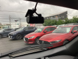 リア側ドライブレコーダー。運転中の映像・音声などを記録して、交通事故やトラブルが起きた時の正確な状況把握に役立つドライブレコーダーが装着されています。