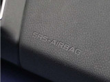 ◆助手席エアバッグ◆SRSエアバッグは、シートベルトだけでは防ぎきれない衝突時の衝撃から乗員を守るための安全装置。衝突時に瞬時に膨らみ、頭部や胸部がダッシュボードに直接衝突するのを防ぎます。