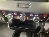 【左右独立オートエアコン】左右席で独立温度コントロールが可能です。運転席はキンキンに冷やして助手席はマイルドにと言った設定が可能です☆暑さ寒さでケンカすることもなくなりますね♪