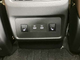 USBソケットで、後席でもスマホの充電ができます♪