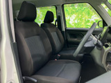 運転席からの視界は広く、運転操作もスムーズに行えます。快適なドライビングをサポートする空間です。