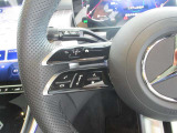 ハンドルスイッチ(左)は、運転中に手を離さずナビ画面を安全に操作できます。