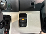電子パーキングに加えてブレーキホールドシステムを装備しておりますので、信号待ちや踏み切り待ちでもブレーキを踏まずに停止できます!発進する際はアクセルを踏むだけですので渋滞時などはかなり楽ですね!