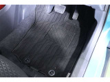 フロアマット標準装備。車内を清潔に保ちます。