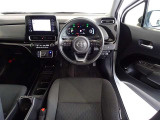 革巻きステアリングで快適な操作性の運転席です。