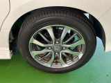 純正アルミホイールです。足元が引き立つので、車全体のイメージがアップしますよ!