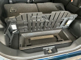 【ラゲージアンダーボックス】転がりやすい小さなお荷物などはこちらのボックスがお役立ち。スペースを有効活用しスッキリした車内空間に!