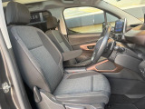 ●前席:ゆったりとしたドライバースペースで、長時間の運転でも快適にお過ごしいただけます。
