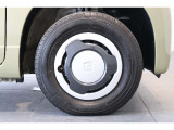 純正のホイールキャップが足元を飾ります!タイヤサイズは145/80R12を装備しております!!