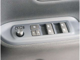 車の基本装備のひとつのパワーウインドウです。オート機能もあって、押し方の強弱で調整も出来ます。
