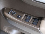パワーウインドは運転席のみAUTO機能付き