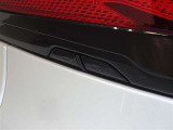 パワーバックドアを装備しています。開閉スイッチは車両側面両側に配置、後ずさりすることなく開閉できます。