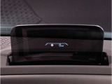 【ヘッドアップディスプレイ】現在の車速表示や目的地へのルート案内やメディア関連のリストを表示する事が可能です。視線移動を減らす事によりドライブに集中して頂けます。