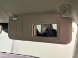 ちょっとした身だしなみチェックができるバニティミラー付き運転席・助手席サンバイザー,運転席側にはチケットホルダーも付いてます