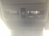 LEDのライトとサンルーフが搭載。車内がより明るくなります。