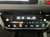 【左右独立オートエアコン】左右席で独立温度コントロールが可能です。運転席はキンキンに冷やして助手席はマイルドにと言った設定が可能です☆暑さ寒さでケンカすることもなくなりますね♪