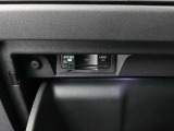 ETCユニットがグローブBOX内に収まっています。