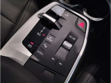 運転中にもオーディオの音量やFMの切り替えなどステアリングでの操作で切り替え可能なため、ステアリングから手を放す必要がない為、運転中でも操作が簡単でございます。