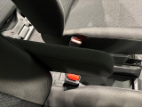 運転席にはフロントセンターアームレスト。