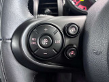 MINIの運転席操作部は、中央に構えるディスプレイが最大の特徴です。航空機を思わせるトグルスイッチなど、直感的で遊び心のあるメカニカルな操作感が、ゴーカートのような走りの高揚感を高めます。