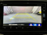 リバースギアに入れるだけで後方の表示へ切り替わります。夜間や雨の日の駐車も楽になりますよ。