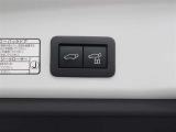 ハンズフリーパワーバックドア(挟み込み防止機能・停止位置メモリー機能・予約ロック機能付)が装備されています。スマートキーを携帯していれば、リヤバンパーの下に足を出し入れするだけで自動開閉します。