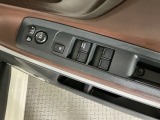 運転席のスイッチで全てのウィンドウの開閉操作を行うことができます。ロックボタンをONにしておくと、運転席以外のウィンドウは作動しないのでお子様を乗せているときなども安心ですね♪