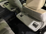 シートバックテーブルを装着しています!車内での軽食などに便利です!