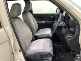 女性でも運転がしやすいように、シートの高さ調整機能(シートリフター)がついています。運転席と助手席の間が空いている為、助手席側への移動がスムーズです。交通量の多い道でも助手席側から乗り降りができます。