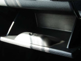 ■グローブボックス■保険証券や車検証などの車の必需品を収納できます!また、サングラスやCD、DVDなどの便利な小物も収納可能です♪