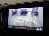 バックモニター付き。車両後方の映像を画面に表示し、駐車などの後退操作をサポートします。