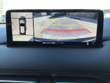 360&deg;ビューモニターでは4つのカメラで前後左右・俯瞰映像でドライバーからは見えない領域の危険認知をサポート。全周囲の死角を減らし、狭い駐車場や幅寄せ、丁字路進入時などの運転の安心感を高めます