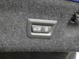 リヤ・シートは4:2:4の3分割にバックレストを倒して使うことが可能。急に荷物が増えたときや大きな物を運搬する際には、それぞれの収納ニーズに合わせて多様な積載パターンを選択可能です。