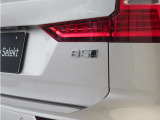 【B5】ボルボのマイルドハイブリッドは、ブレーキング時に放出されるエネルギーを電力に変換し、48Vのバッテリーに回収。加速時に再利用することで燃料消費を低減し、排出ガスの発生を最小限に抑えます。