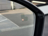 【ブラインドスポットモニター】車外にいる車をいち早く検知し、ドライバ―に知らせるシステムです。