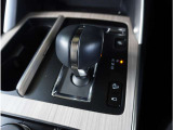 【シフトレバー】シフトもとても操作しやすいデザインになっております。運転する人の事を第一に考えた操作性の高い仕様です。