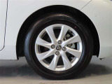 純正のアルミホイール装着車です。タイヤサイズは185/65R15です。
